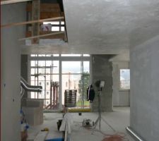 Vue depuis la porete d'entrée avec l'escalier à gauche qui descend au sous-sol