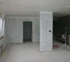 La cuisine avec la porte du cellier au fond.
L'escalier pour monter au premier par tout à droite derrière le projecteur de chantier (plus ou moins vers la caisse à outils jaune et noire)