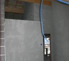 La chambre nord-est avec la mezzanine en dessus de la salle de bains du 1er étage