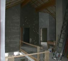 Vue depuis le coin jeux du sud-est en direction de la distribution ouest vers les deux chambres et le m&eacute;nage (au milieu)