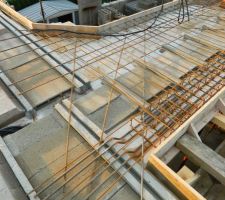 Ferraillage de la dernière dalle. Reste les gaines électriques à terminer, c'est ce qui prend le plus de temps.