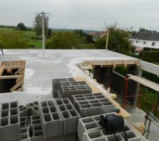 Dalle coulée le 09/10, nous avons monté un reste d'agglo sur la dalle le surlendemain, à la force des bras bien sûr (l'équivalent d'une palette et demi.)