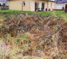Voil&agrave;, le trou &eacute;tait cach&eacute; sous ce tas de v&eacute;g&eacute;tation , impossible &agrave; voir lors d'une visite car bien rebouch&eacute;...