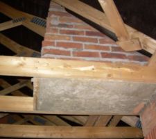 Chev&ecirc;tre b&eacute;tonn&eacute;e du coyau, autre face. On voit que les ma&ccedil;ons ont fait d&eacute;boucher en force les fers au travers de la ferme, faisant &eacute;clater le bois.