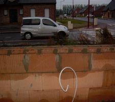 Les blocs ont &eacute;t&eacute; rescell&eacute;s au mortier. Des briques recouvrent le dessus.