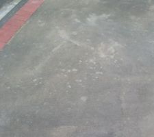 Salissures ciment sur trottoir