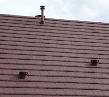Ventilation de la fosse septique qui arrive au faîte du toit pour être en conformité pour le spanc