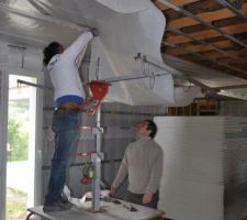 Installation de la membrane pare vapeur au plafond (à l\\\'aide du lève plaque !)