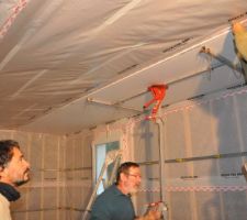 Premières plaques de placo au plafond.