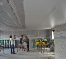 En milieu de journée, la moitié du plafond est installée.