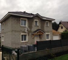 Les tuiles sont a présent presque toutes posées sur la toiture. L'avancée de porte est également en place.
