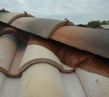 Détail du faitage à sec de la toiture (le faitage est soit à sec, soit maçonné, l'avantage du faitage à sec est que si la charpente travail, le béton ne casse pas)