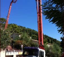 Pompe pour couler le vs. Plus de 4 heures pour tout couler..Une flèche de 17 mètres pour accéder à la plate forme du haut.