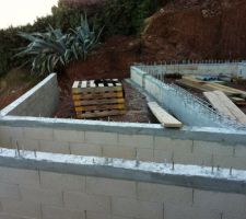 Le vs de la maison avec les arases et la future terrasse qui se dessine.