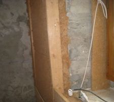 Isolation ébrasement des murs de fenêtre afin d'éviter les ponts thermiques en 40mn de laine de bois et OSB3 15mn.