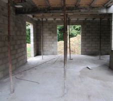 Chantier nettoy&eacute; en attendant la charpente-vue depuis le salon vers la salle &agrave; manger