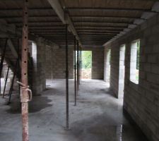 Chantier nettoy&eacute; en attendant la charpente-vue depuis la cuisine