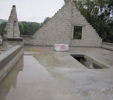 Chantier nettoy&eacute; en attendant la charpente