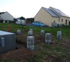 Plots béton de la future terrasse