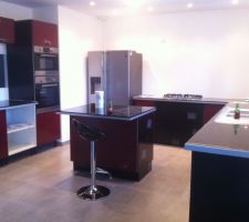 Vue d'ensemble de la cuisine, couleur noir laqué et bordeau