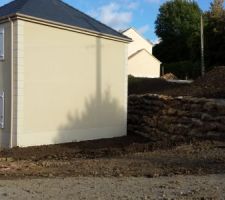 Mur sur talus lot 20. (Fin rue des Mauves)