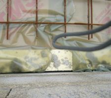 Remontée du polyane sur l'isolant situé contre les murs