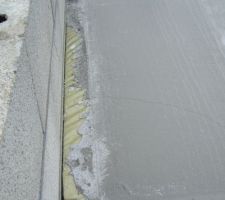 Isolant et polyane en nez de dalle