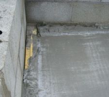 Isolant et polyane a un des angles