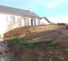Finition terrassement en cours : devant de la maison