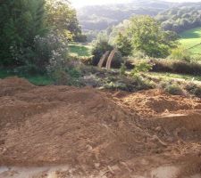Finition terrassement en cours : devant de la maison