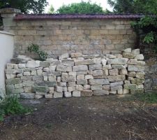 Tas de pierres récupérées du mur d'enceinte