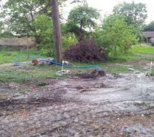 En bleu, le tuyau d'eau