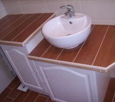 Meuble carrelé avec le même carrelage que le sol