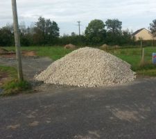 Grosse surprise me voila avec je ses pas combien de tonne de cailloux sur mon chemin je ses pas sa appartien a qui en plus le camions toupil doie venir la semaine prochaine pour coulÃ©e mais fondation il peut pas passez
