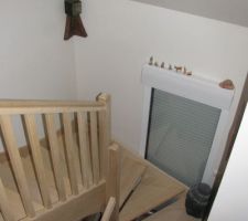 L'escalier donnant à l'étage avec un énorme puit de lumière