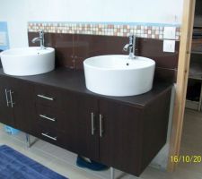 Pose du meuble de la salle de bains parents