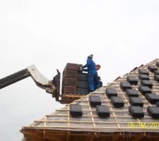 Dépose des tuiles dans les liteaux avant mise en place