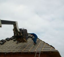 Dépose des tuiles dans les liteaux avant mise en place