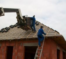 Dépose des tuiles dans les liteaux avant mise en place