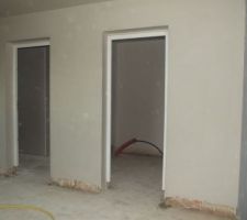 Portes vers couloir et cellier