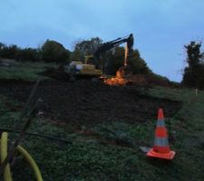 Ca commence ! Qui plus est, avec un terrassement de nuit.