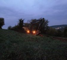 Ca commence ! Qui plus est, avec un terrassement de nuit.