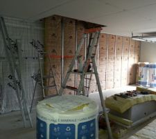 Couche de membrane optair garage (histoire de terminer le rouleau restant)   pose de l'isolant sur système optima (les appuis sont des bleus cette fois (marque concurrente) : pour avoir tester les deux, je préfère les bleus qui sont plus facile à régler et réglables dans les deux sens.