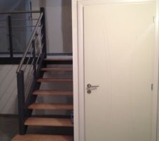 La cloison et la porte d'accès au garage