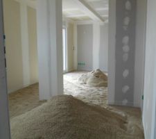 Carrelage pr&eacute;vu pour cette semaine, ils ont d&eacute;j&agrave; d&eacute;pos&eacute; le sable.