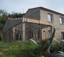 Apr&egrave;s 22 b&eacute;tonni&egrave;res et 4 heures les poutres &eacute;taient coul&eacute;es. Et nous? Lessiv&eacute;s!