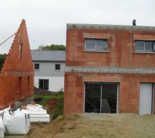 Notre limite s&eacute;parative et la maison des voisins qui avance...