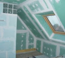 Mise en place des bandes dans la salle de bain.