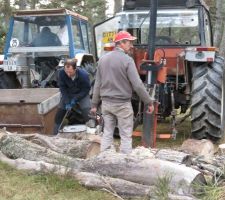 Jean Paul a amené son tracteur avec la fendeuse