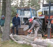 Jean Paul a amené son tracteur avec la fendeuse... et sa stihl :)